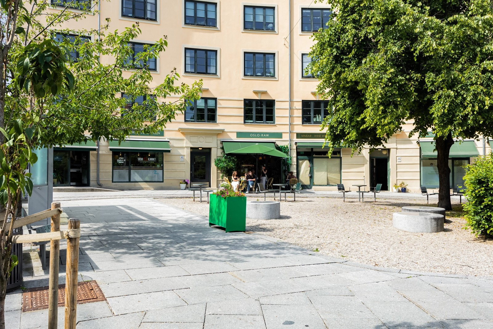 Adamstuen byr på flere hyggelige kafeer, spisesteder og servicetilbud som er verdt å ta turen innom. Galleribilde