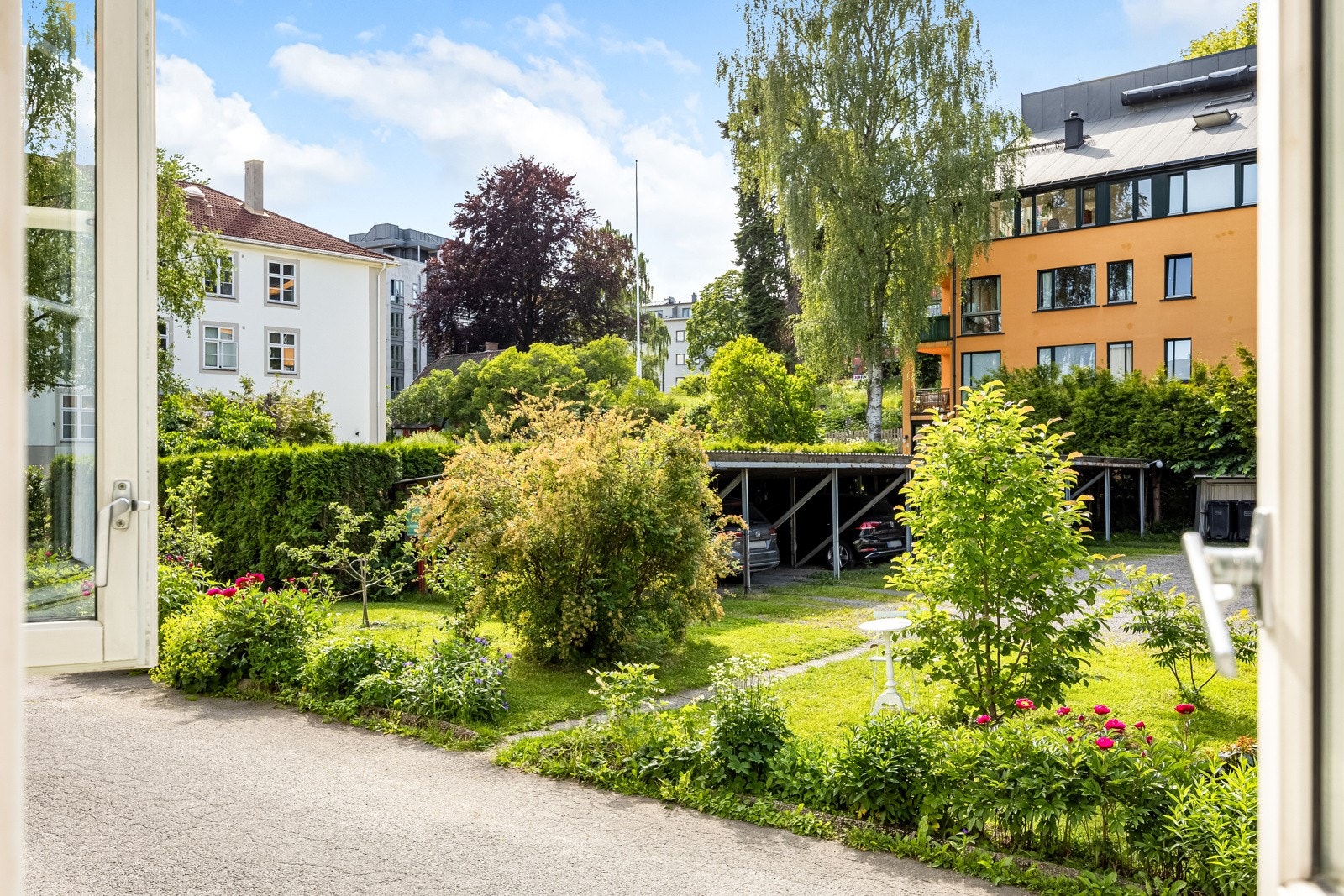 Store vinduer mot den rolige bakgården gir en nydelig og behagelig utsikt fra sofasonen. Her får du mye naturlig lys, noe som skaper en luftig og behagelig atmosfære. Galleribilde