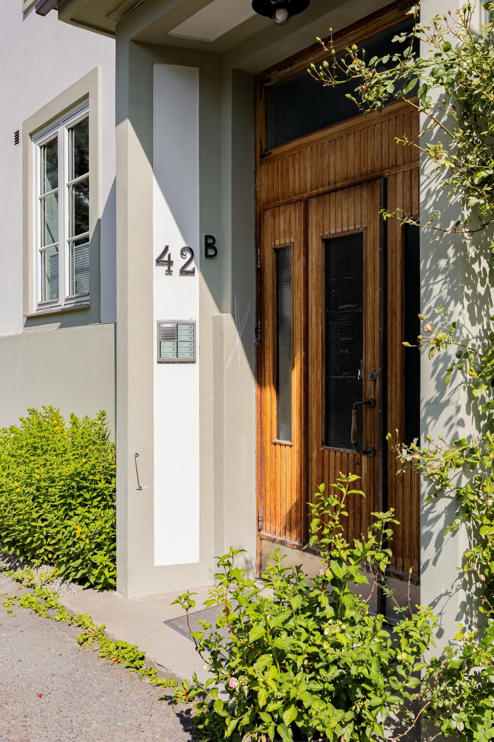 Dørcalling ved inngangspartiet. Galleribilde