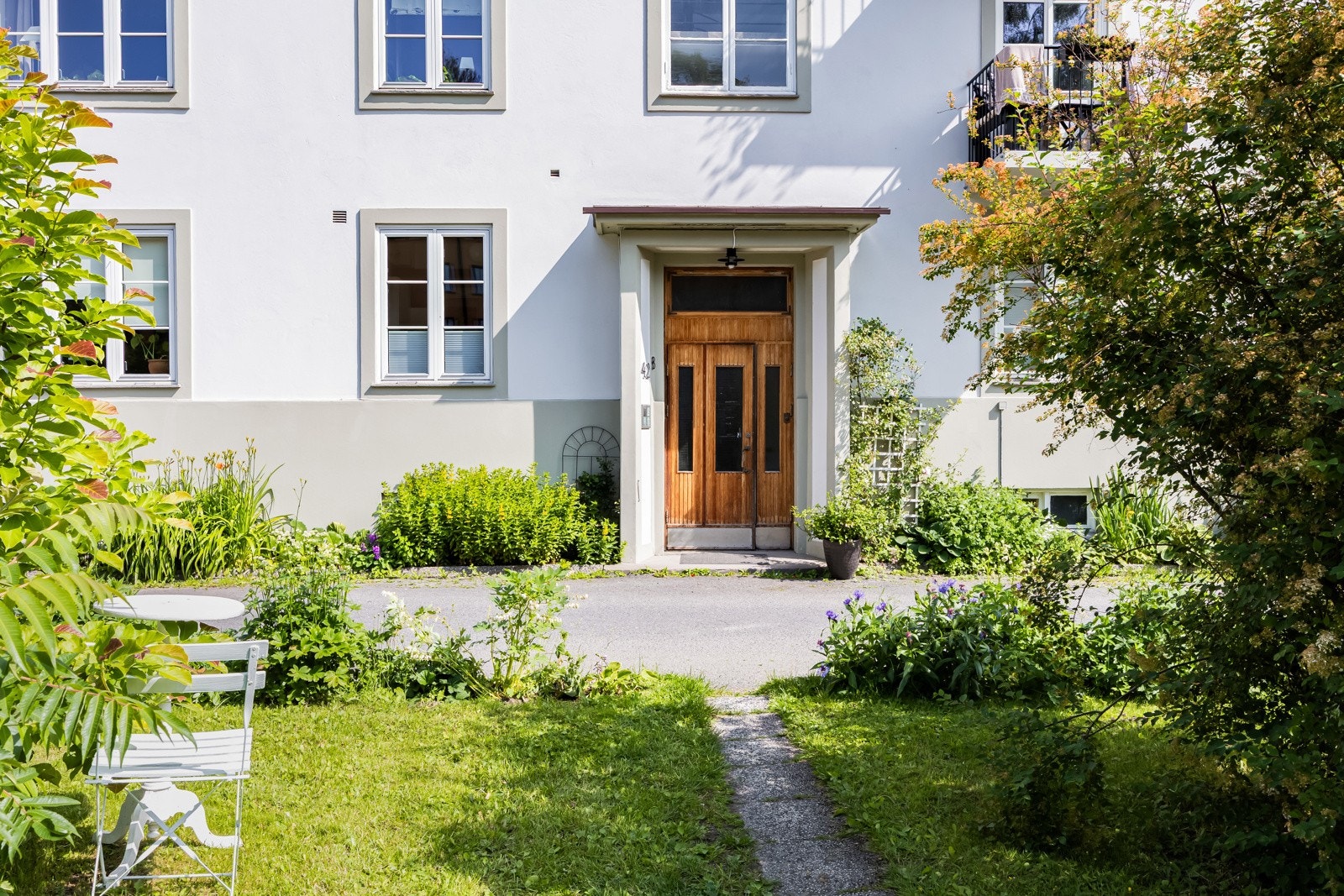 Nydelig inngangsparti vendt vekk fra hovedveien som skaper en idyllisk atmosfære i bakgården! Velkommen til visning i Stensgata 42B! Galleribilde