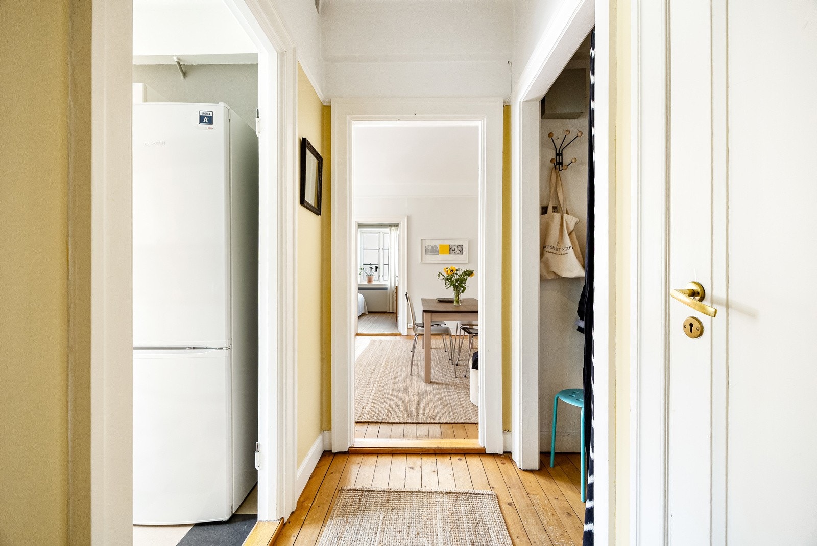 Her ønskes du velkommen med et lyst og praktisk inngangsparti, som umiddelbart gir et godt førsteinntrykk av boligen. Galleribilde