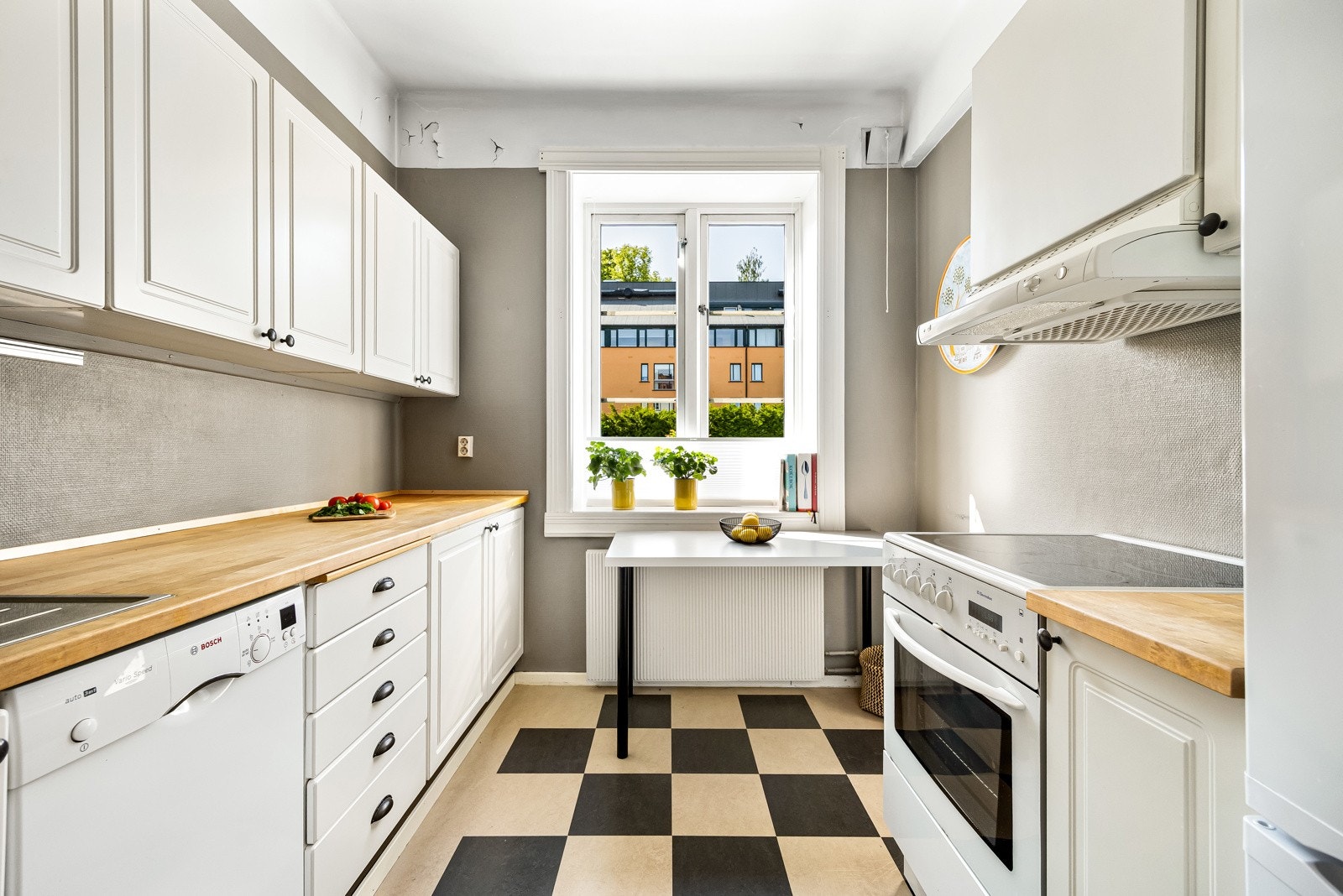 Kjøkkeninnredningen har overskap og heltre benkeplate med nedfelt stålkum og ett-greps armatur i krom. Det er opplegg for oppvaskemaskin, komfyr og kjøl/frys, samt avtrekk over komfyr m/kullfilter. Galleribilde