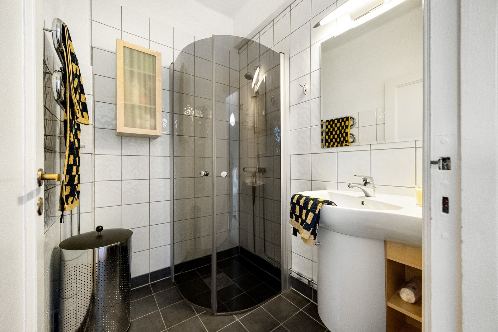 Praktisk dusjbad med moderne fliser på både gulv og vegger skaper et rent og stilfullt uttrykk. Varmekabler i gulvet sørger for god komfort året rundt. Galleribilde