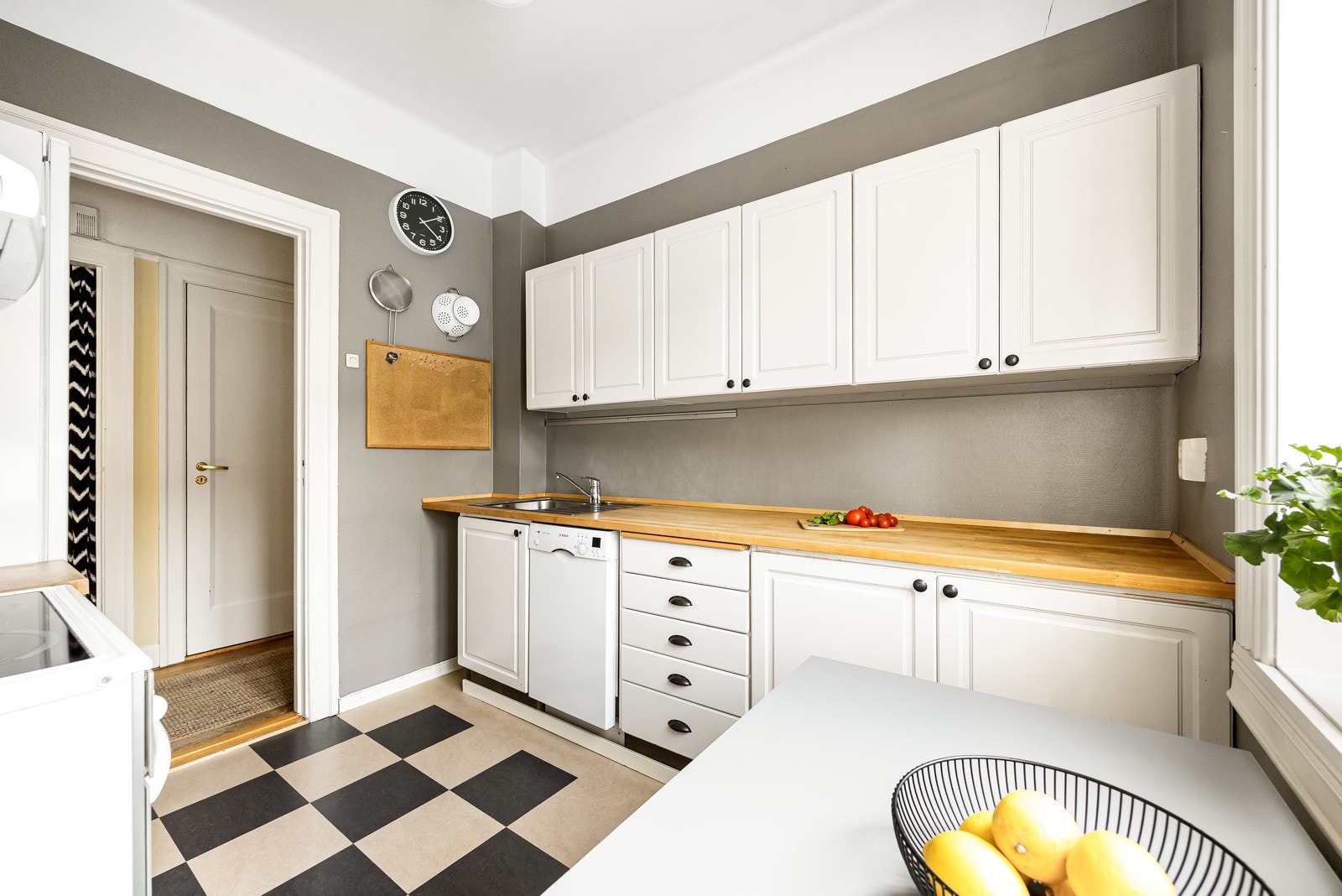 En lys aksjeleilighet med mulighet for å flytte kjøkken og lage en praktisk tre-roms leilighet. Galleribilde