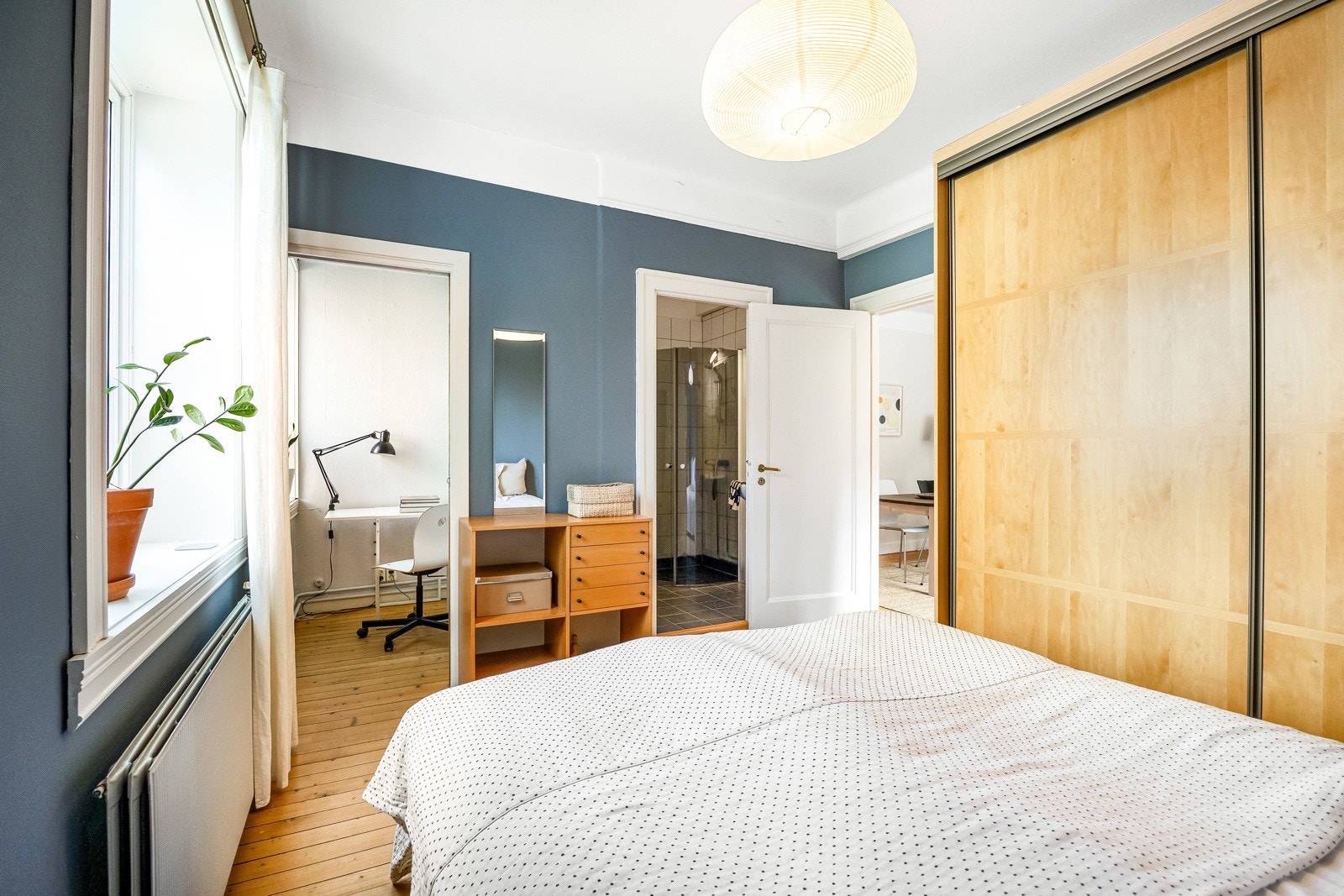 En stor garderobe gir rikelige med oppbevaringsmuligheter og bidrar til et funksjonelt soverom. Fra soverommet er det direkte adkomst til et praktisk dusjbad og et ekstra rom. Galleribilde