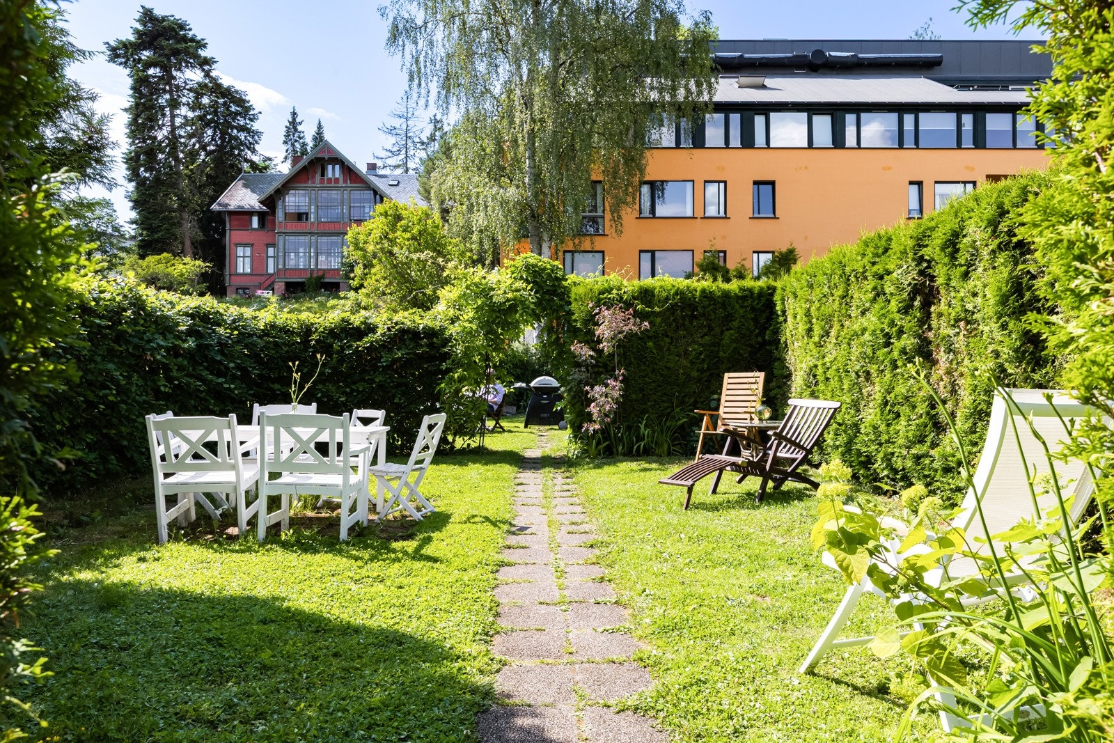 Leiligheten har en skjermet bakgård med flere ulike sittegrupper til å nyte lange sommerkvelder. Galleribilde