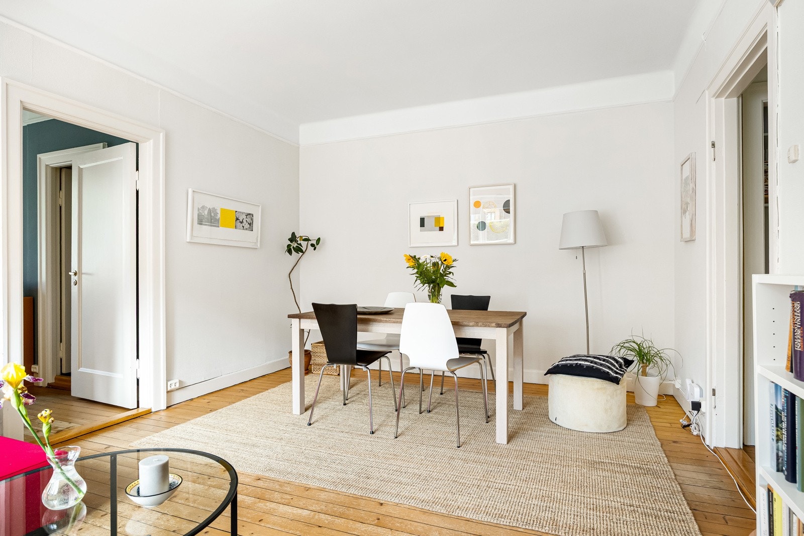 Videre følger en lys og romslig stue med god takhøyde og et pent tregulv. Stuen byr på rikelig med plass, blant annet til et stort spisebord. Galleribilde