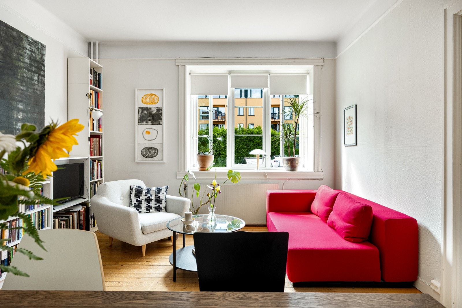 Den generøse takhøyden åpner også opp for muligheten til å sette inn stukkatur og rosetter for å skape en klassisk og elegant stil. Galleribilde