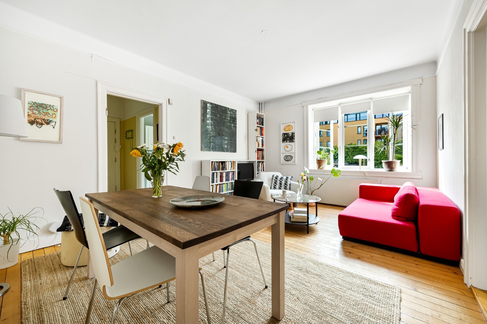 Stuen har stor plass til sofagruppe, TV og tilhørende møblement, noe som gir stort potensiale ulike møbleringsløsninger. Galleribilde