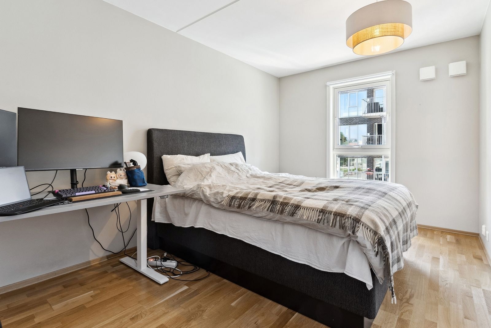Meget romslig soverom med skyvedørsgarderobe. Galleribilde