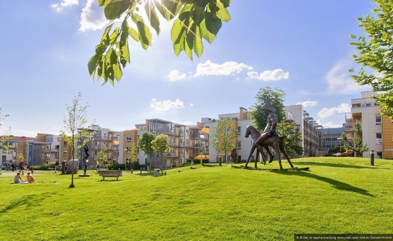 Lørenparken, t-bane rett i nærheten. Galleribilde