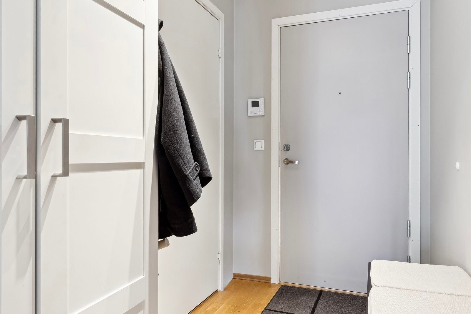 Entré med skap og gode oppbevaringsmuligheter. Galleribilde