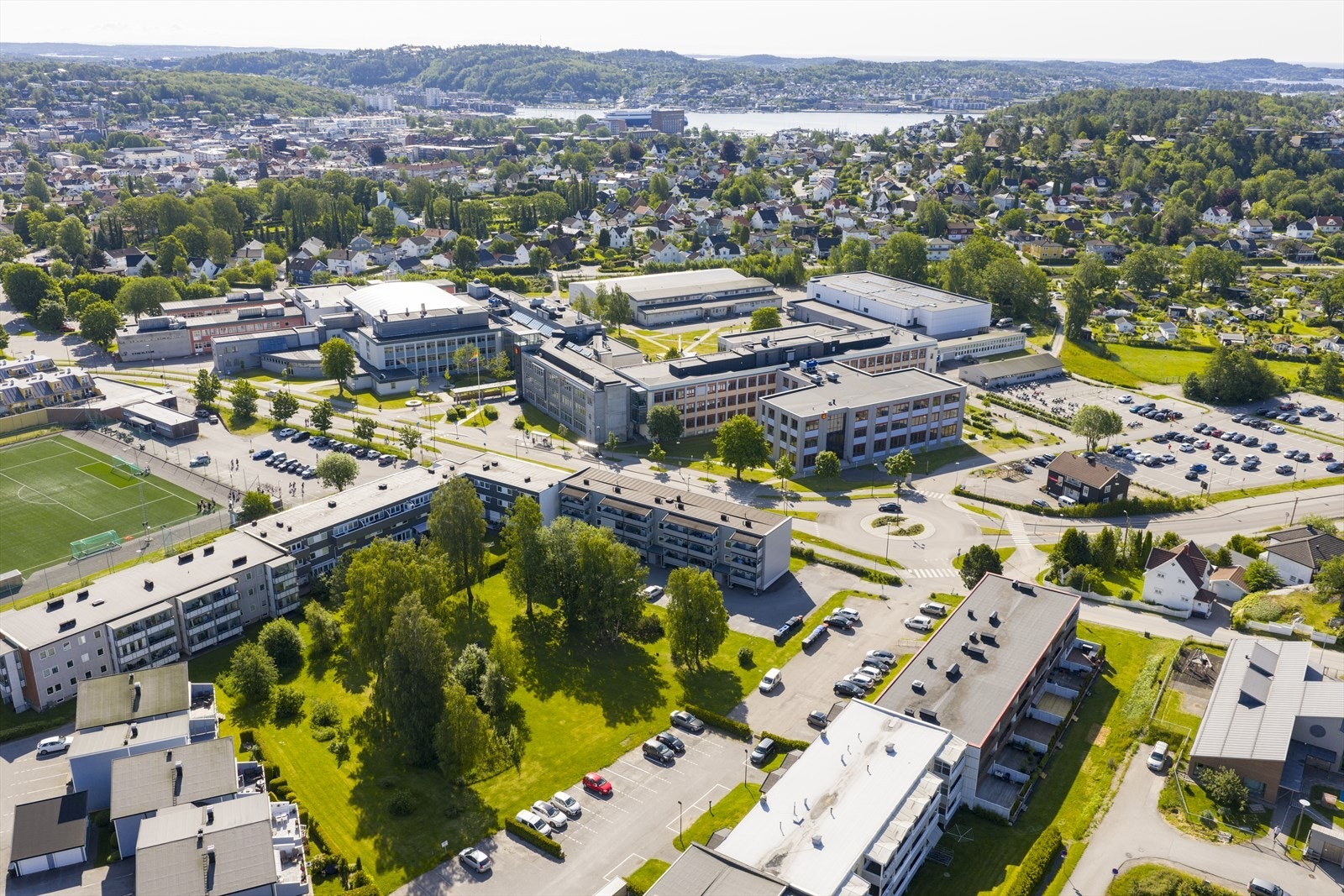 Det er også kort vei til SVGS, Meny og fotballbane Galleribilde