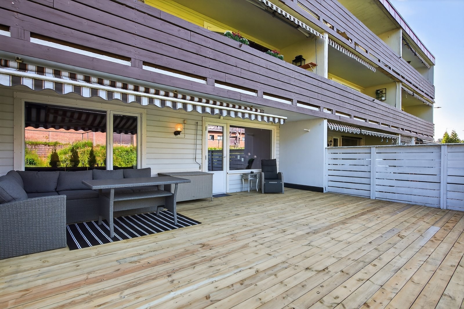 Det er lagt nytt terrassebord, nye vinduer og terrassedør i 2025 Galleribilde