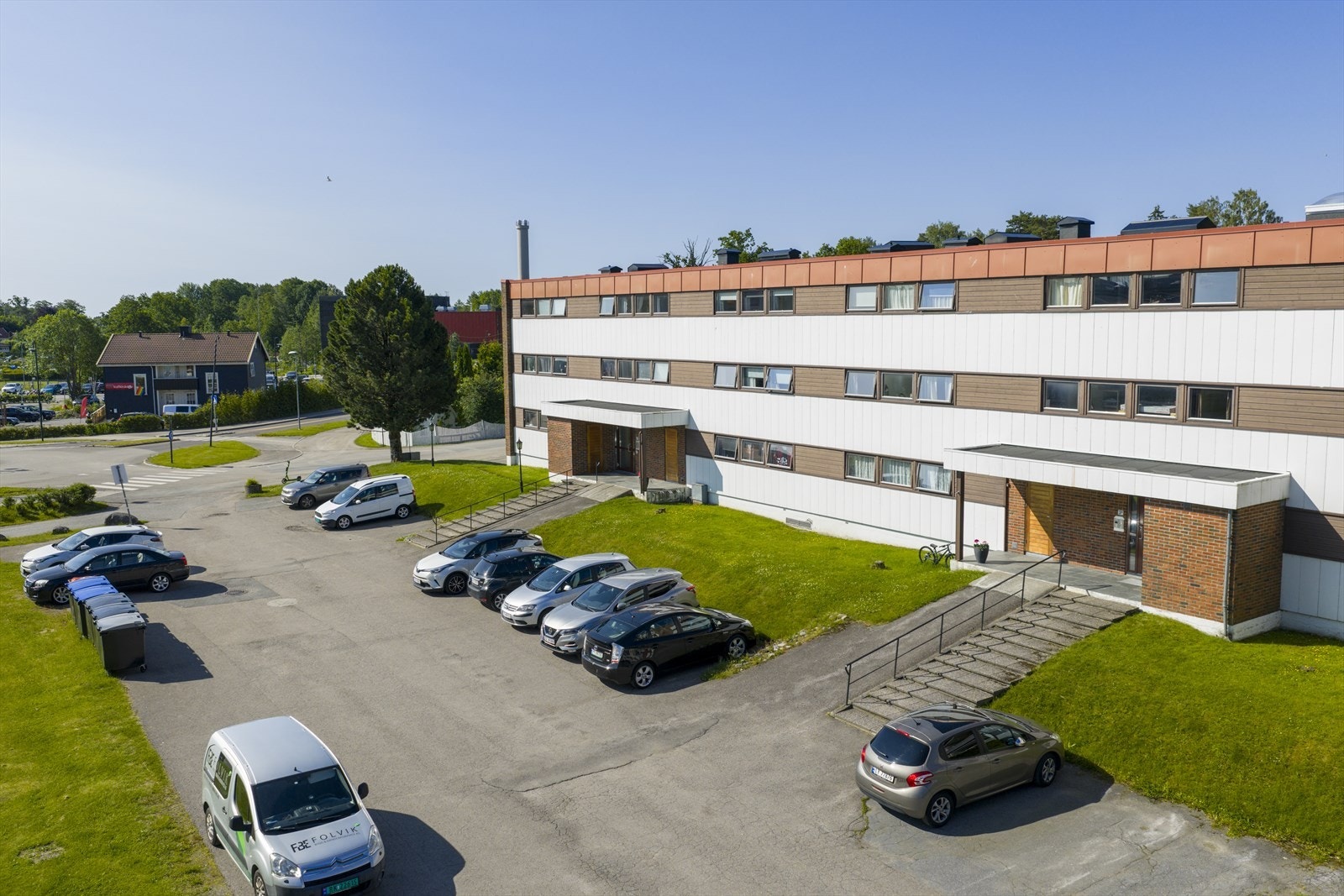 Det er parkering på felles p-plass Galleribilde