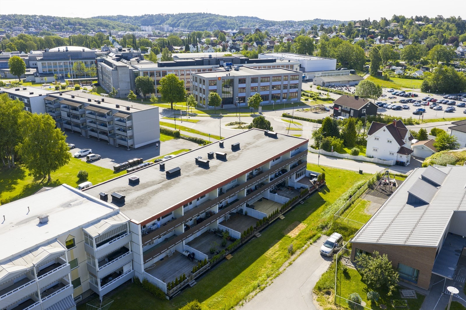 Her bor du i sentrale omgivelser, med kort vei til skole, butikker og sentrum Galleribilde