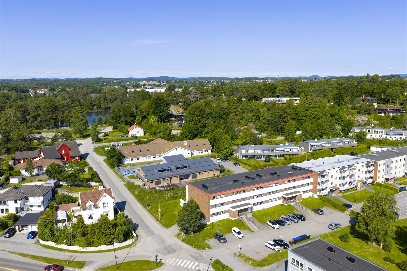 Som nærmeste nabo finnes vakre Bugårdsparken og her finnes bl.a tennishall, svømmehall, fotballbaner, ishall m.m. og ikke minst Bugårdsdammen med opplyst turløype Galleribilde