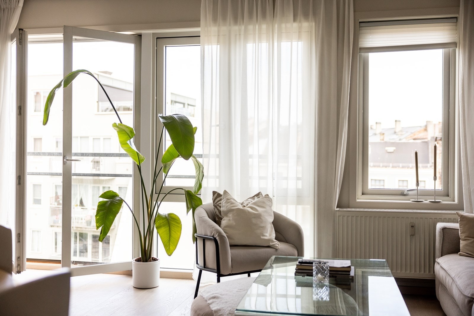 - Store vindusflater som gir rikelig med luft og lys - Galleribilde