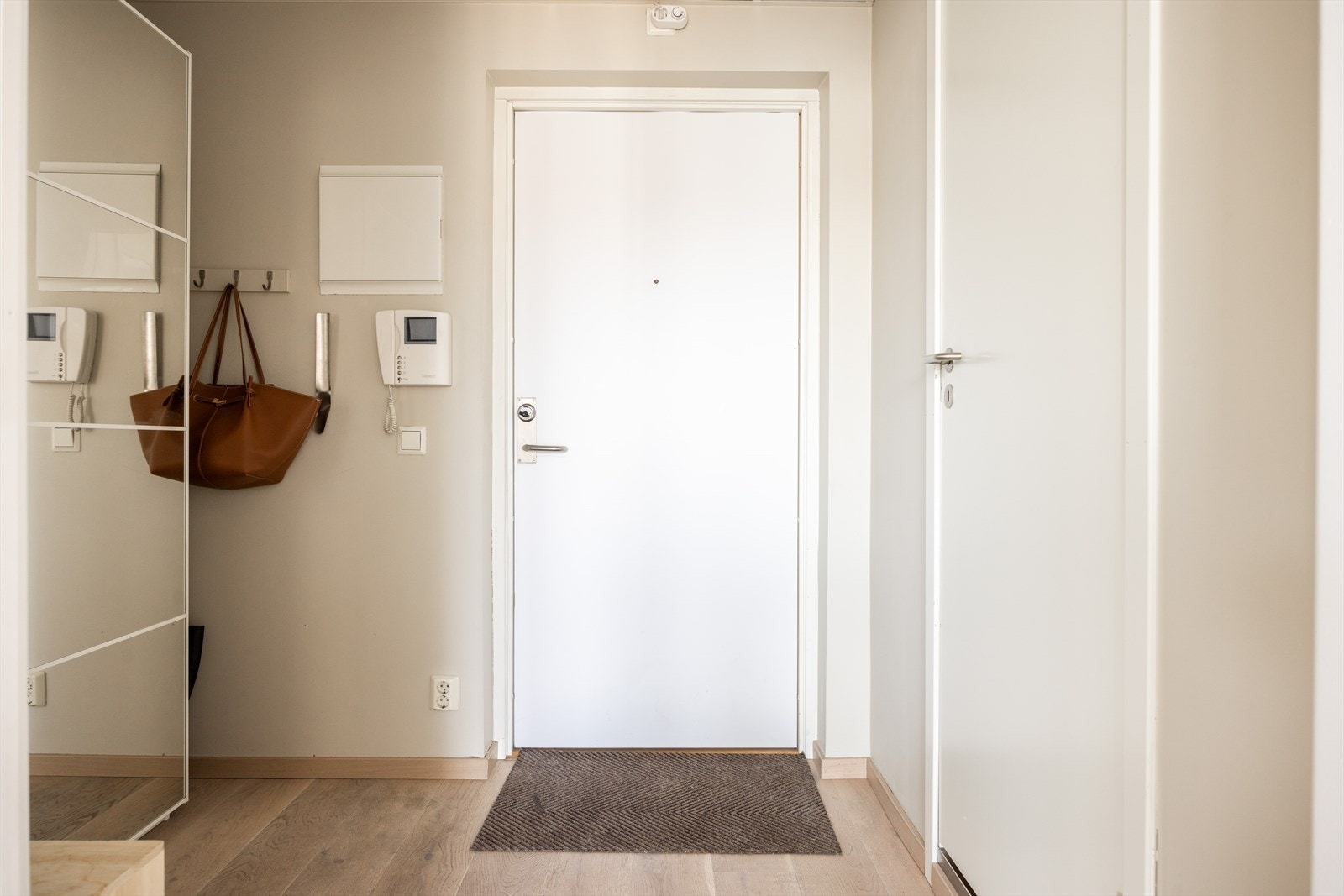- Velkommen inn! Lys og innbydende entré som gir et godt førsteinntrykk av leiligheten - Galleribilde