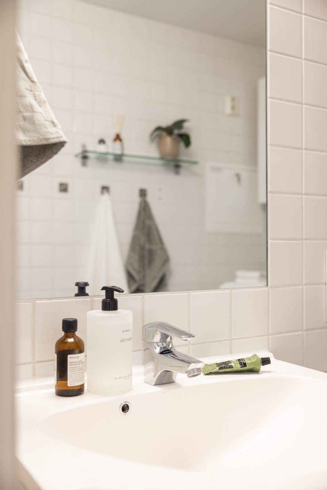 - Baderommet er innredet med vegghengt klosett, servant nedfelt i innredning og dusjhjørne med foldedører - Galleribilde