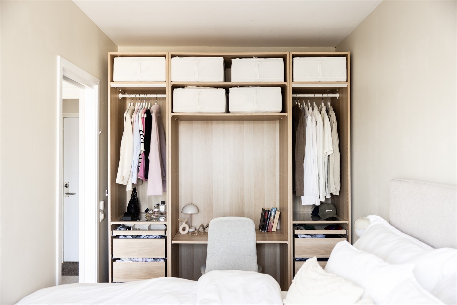 - Godt med oppbevaringsplass i garderobeløsning - Galleribilde