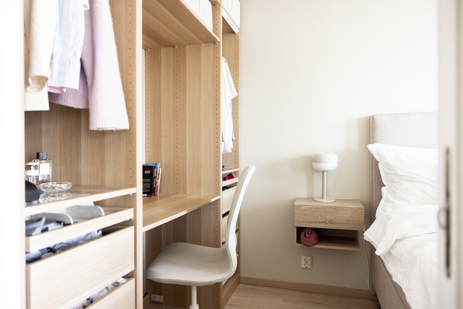 - Praktisk pultløsning i garderobeløsningen - Galleribilde