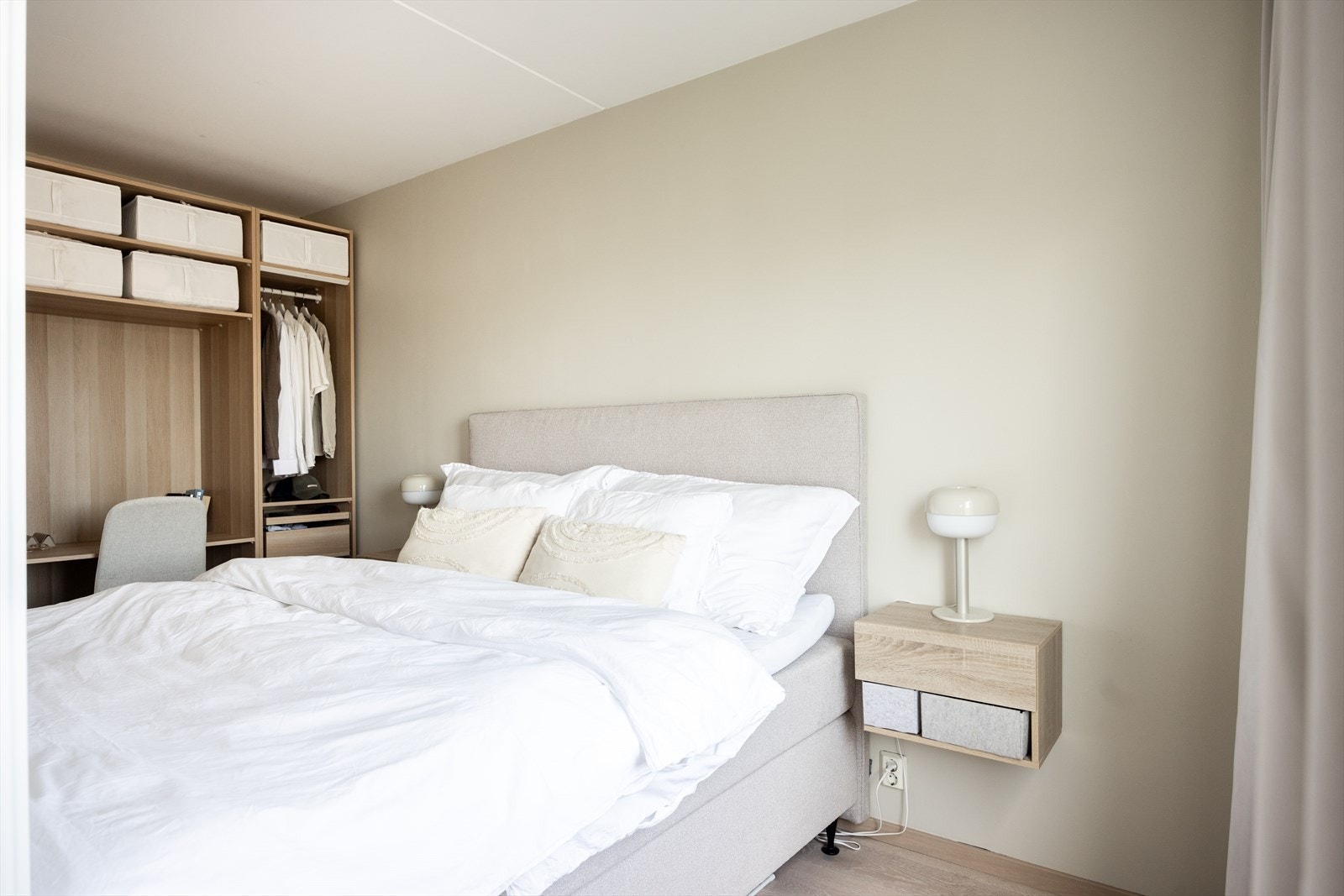 - Plass til dobbeltseng med tilhørende nattbord - Galleribilde