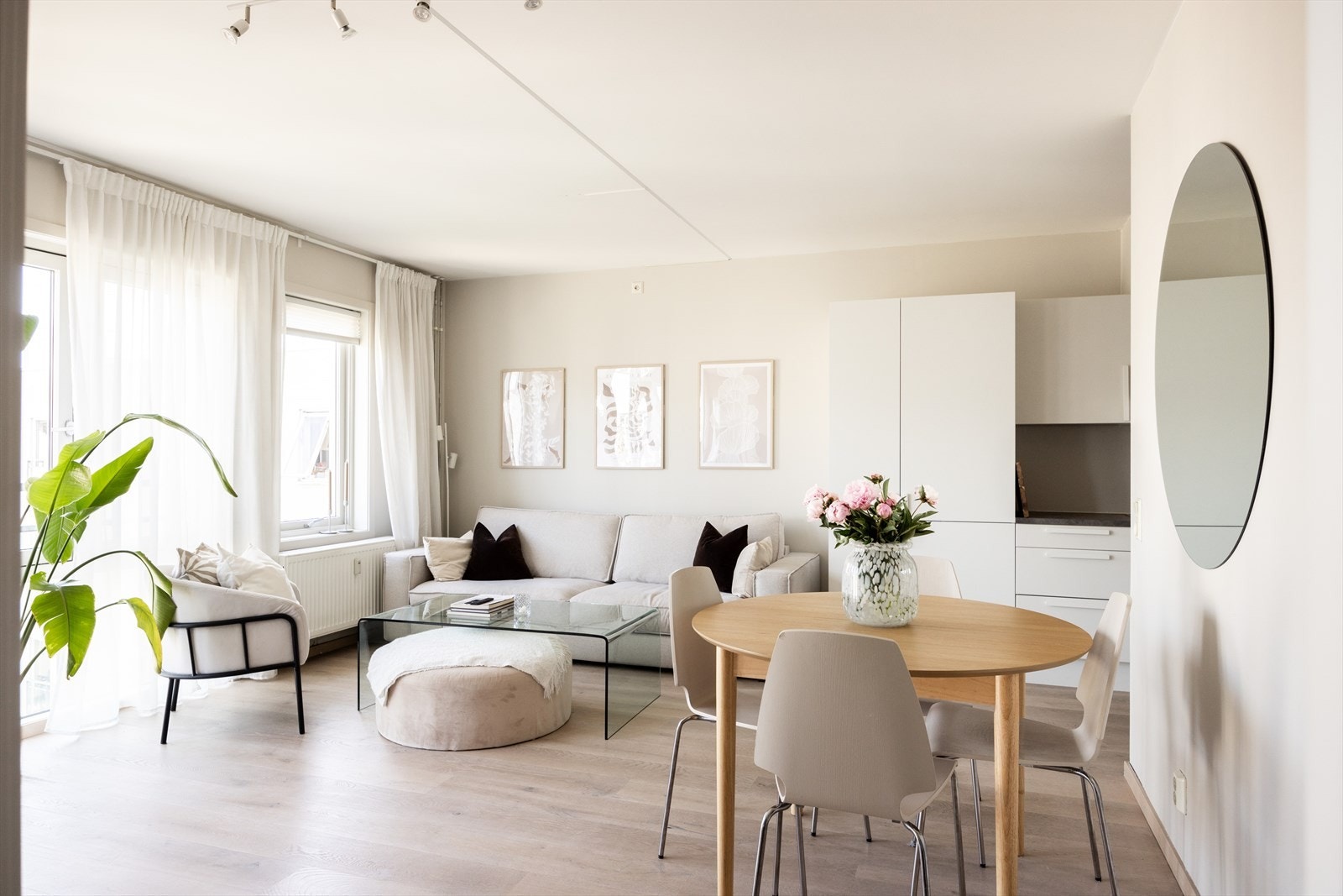 - I stuen er det god plass til sofaseksjon med tilhørende møblement og spisebord - Galleribilde