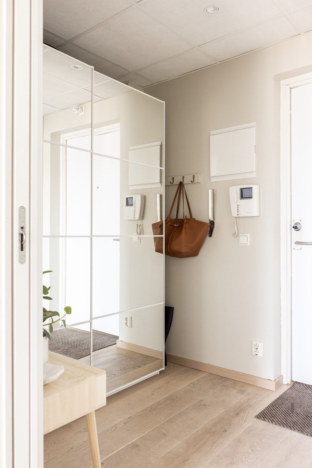 - God plass til sko og yttertøy i skyvedørsgarderobe med speildører - Galleribilde