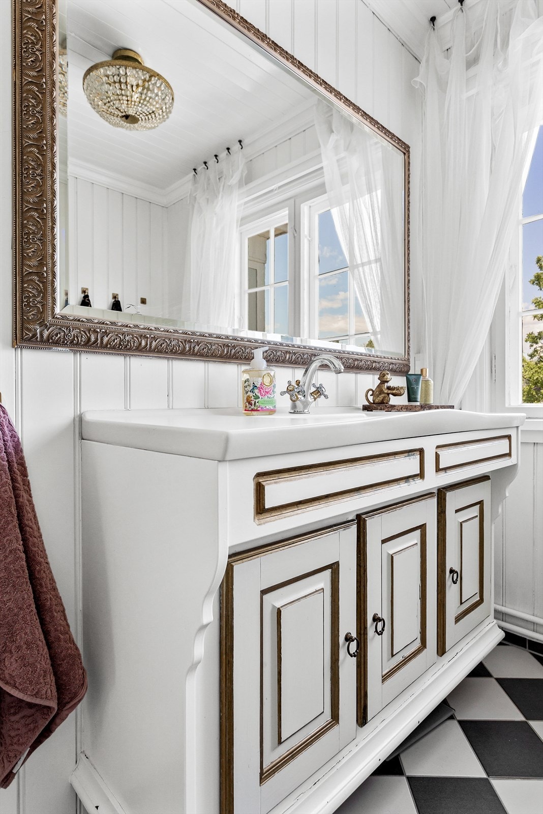 Pen servant med flotte detaljer! Galleribilde