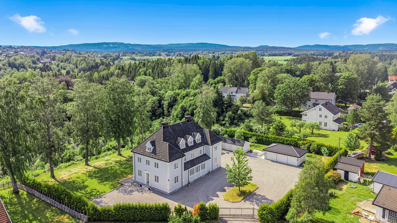Boligen ligger idyllisk til med en nydelig hage og flotte uteplasser. Galleribilde
