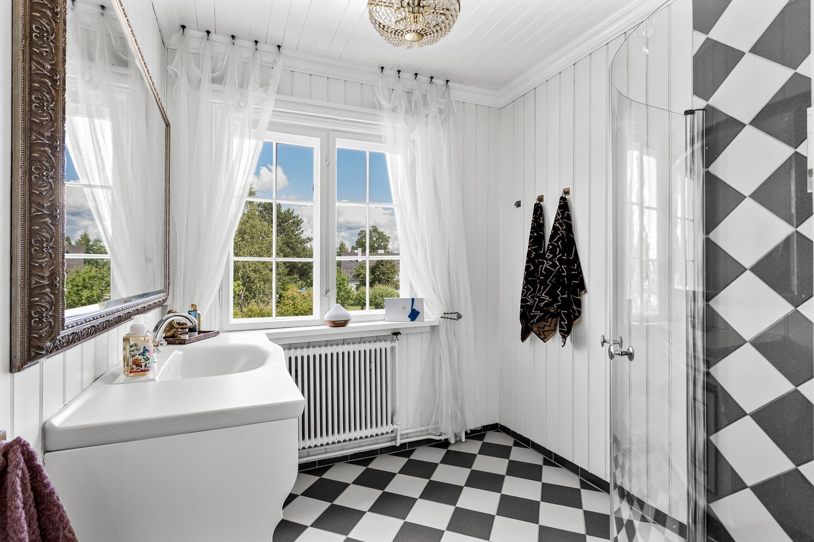 Bad i 2. etasje med fliser på gulv og i dusjssonen. Galleribilde