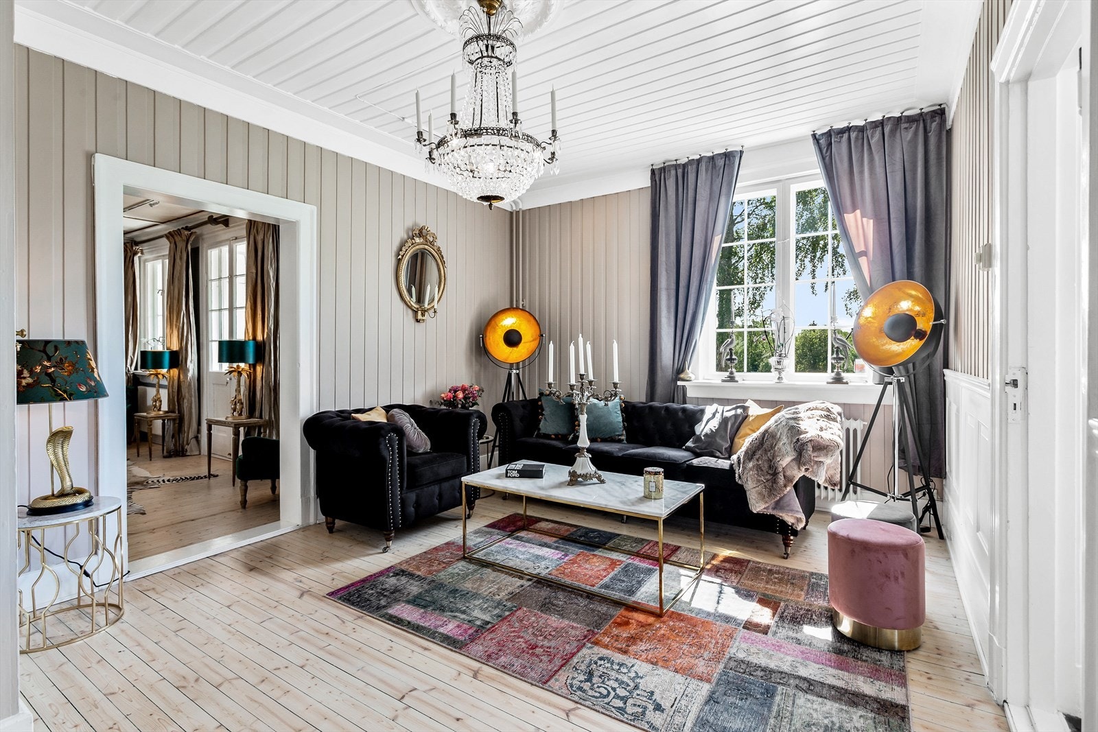 Svært hyggelig dagligstue med god plass til sofa, bord og tv-benk. Galleribilde