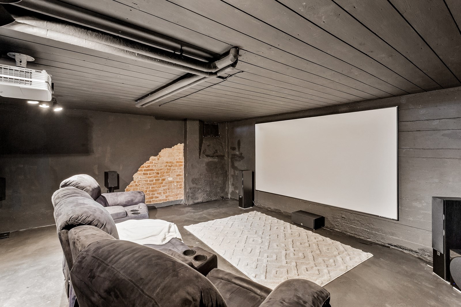 I kjelleren finner man en stor hjemmekino! Perfekt for ungdommen i hus! Galleribilde