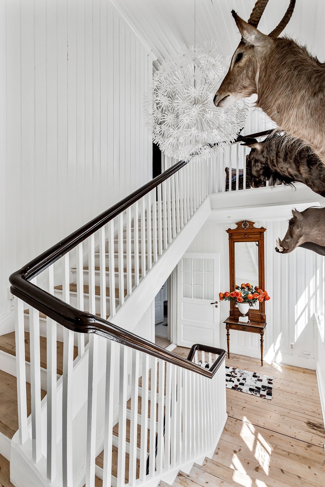 Det er trappegang i hver ende av huset slik at man kan komme seg opp og ned. Galleribilde