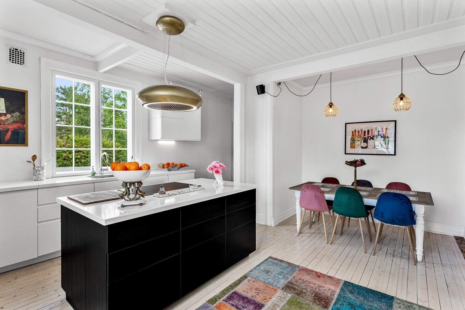 På kjøkkenet er det satt inn en kjøkkenøy med platetopp. Galleribilde