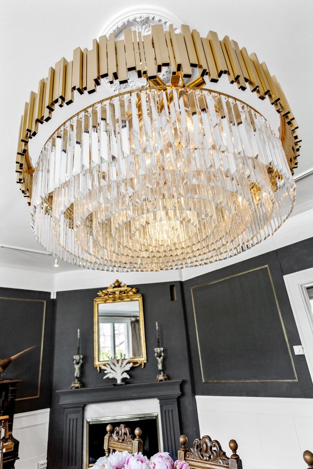 En fantastisk flott lysekrone henger midt i rommet. Denne følger i utgangspunktet ikke med salget. Galleribilde