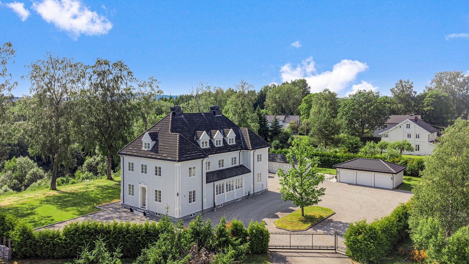 Elektrisk port inn til eiendommen. Galleribilde