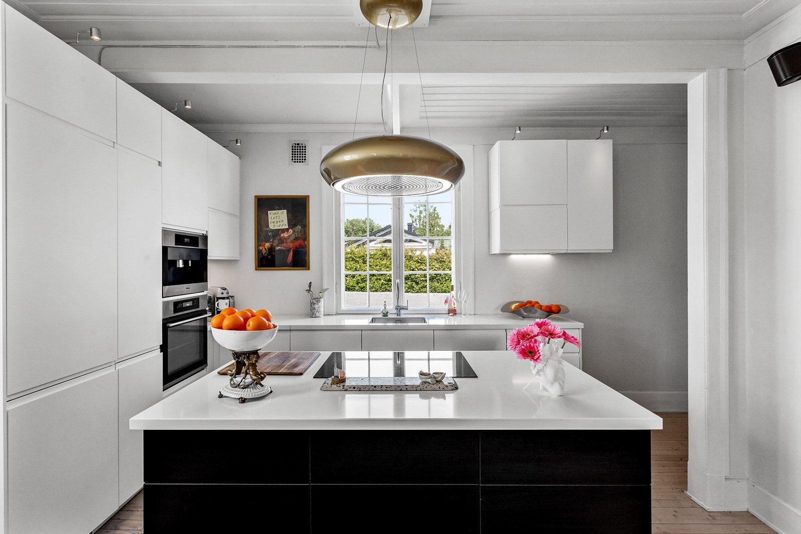 God benkeplass, glatte fronter, og integrert komfyr og kaffemaskin fra Mile. Galleribilde