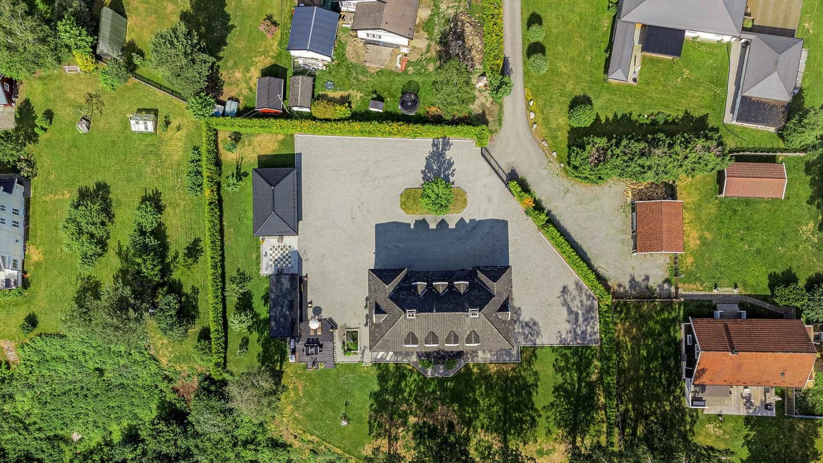 Selve villaen ligger på en tomt på 2868 kvm. Det medfølger også to andre tomter på 6254 kvm og 25,7 daa. Galleribilde