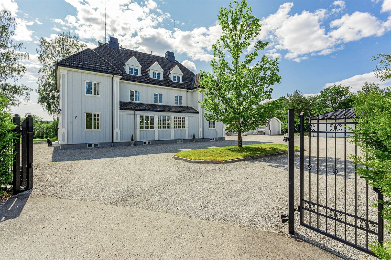 Dette er en fantastisk eiendom og en flott villa med blant annet 8 soverom, trippel garasje og kinorom. Galleribilde