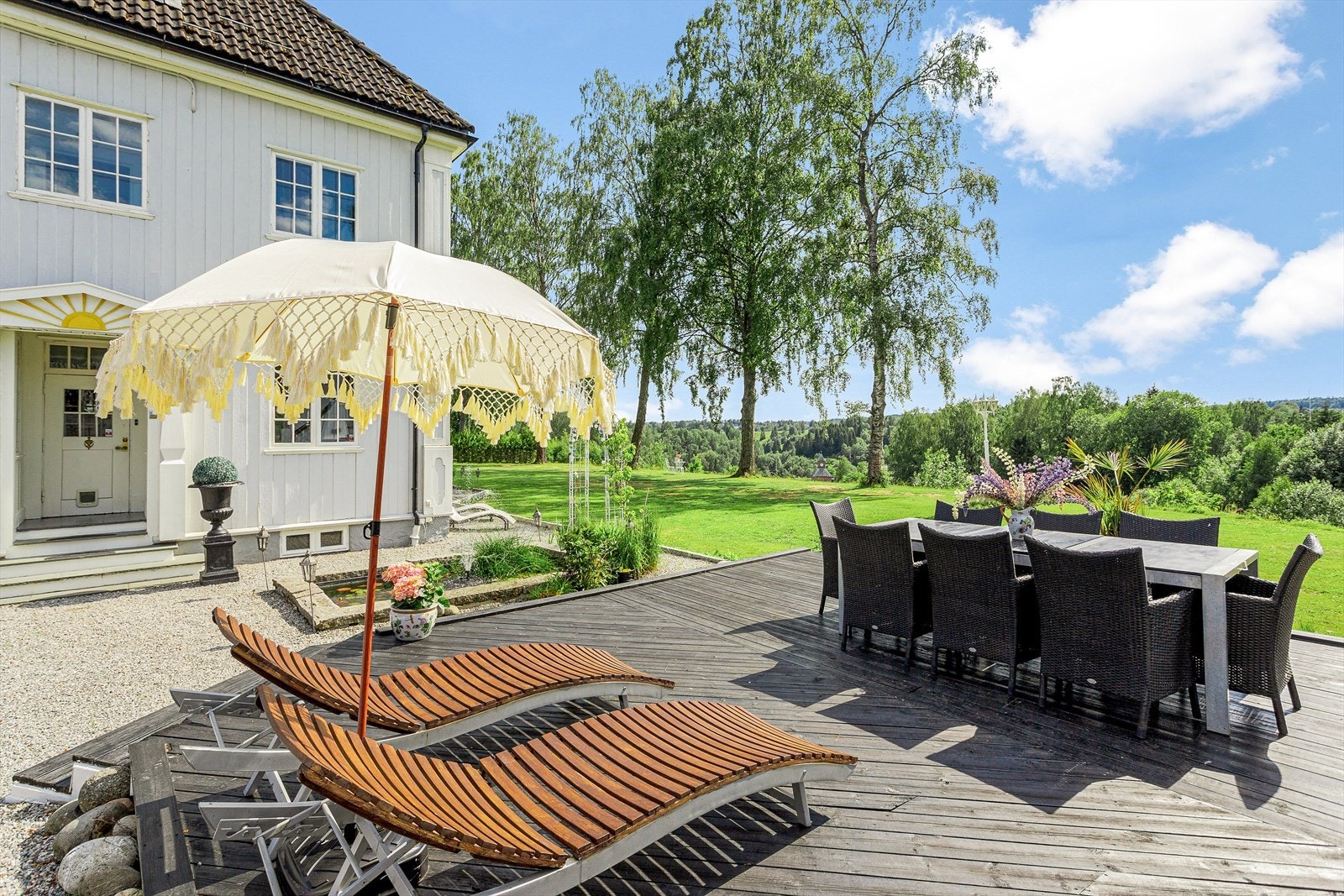 Her ute kan man nyte lange sommerdager! Galleribilde