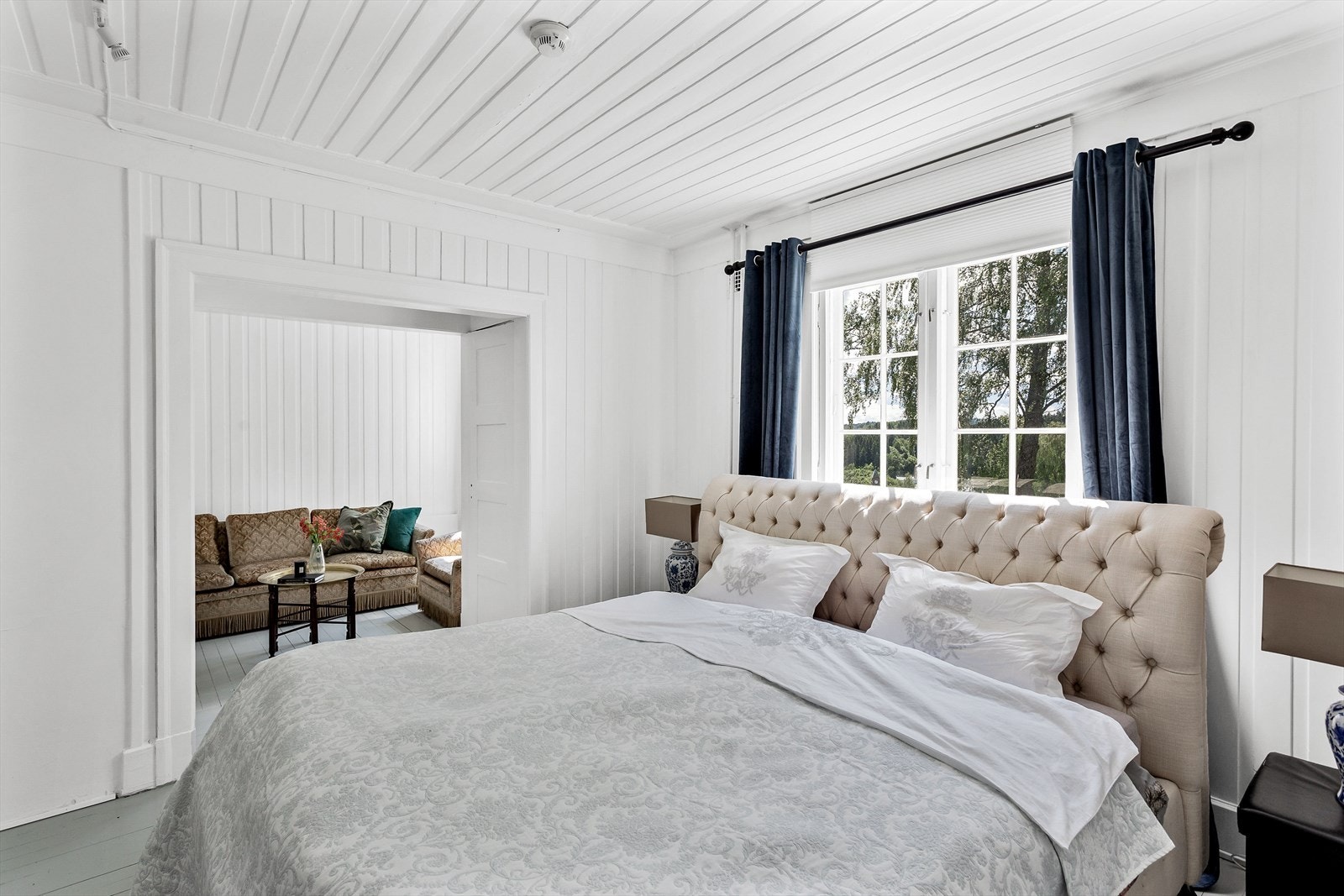 Soverom 5 av 8. Også dette soverommet har et rom innenfor med plass til sittegruppe eller garderobe. Galleribilde