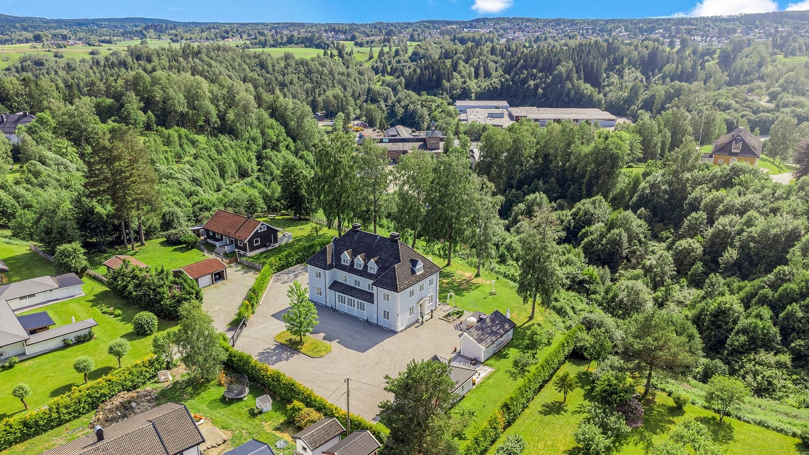 Villaen ligger med naturskjønne omgivelser på nesten alle kanter. Galleribilde