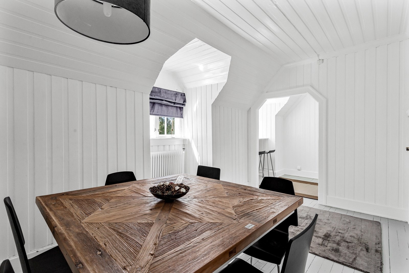 I 3. etasje ligger et rom med tilhørende enkelt kjøkken. Galleribilde