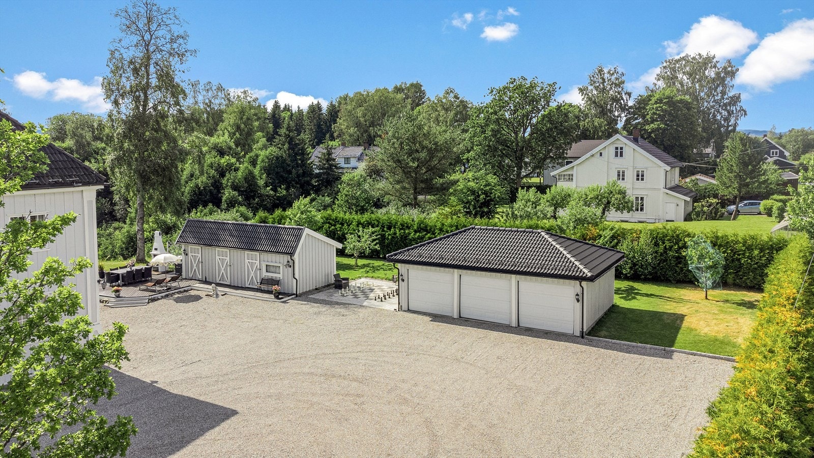 Stor og gruset oppkjørsel, og trippel garasje. Galleribilde