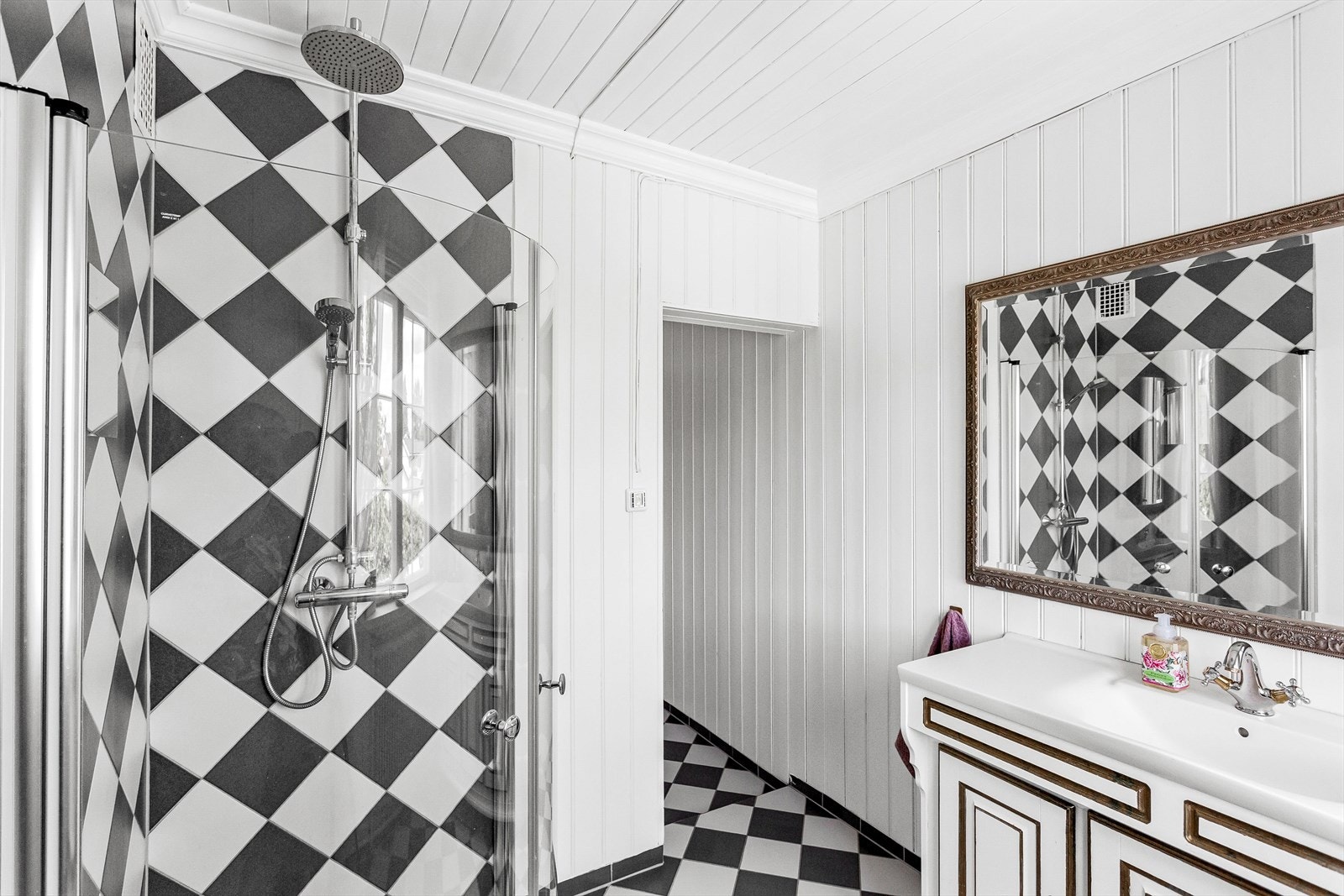 Bad med servant, dusj og toalett i eget avlukke. Galleribilde