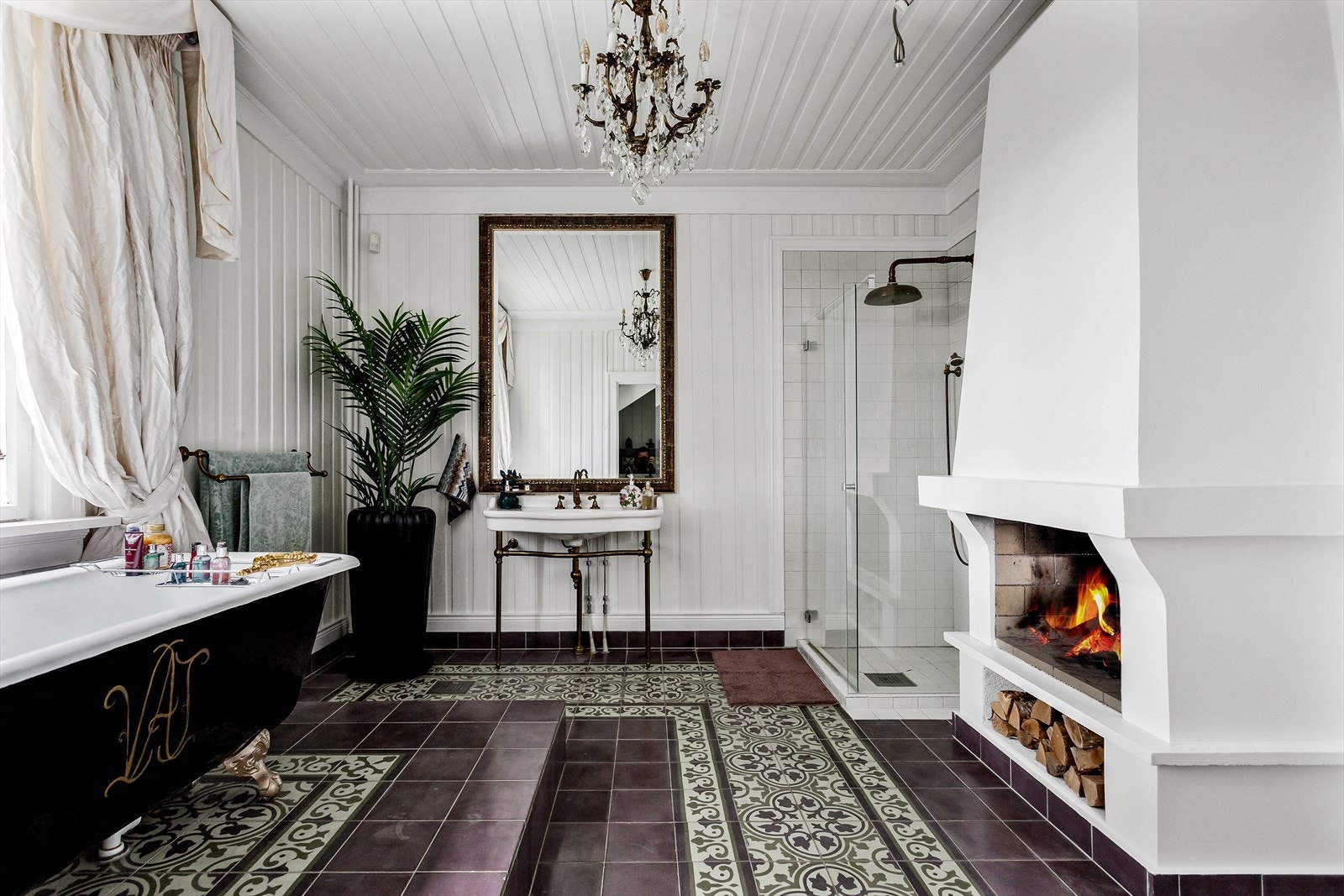 Pene fliser på gulvet og i dusjsonen. Galleribilde