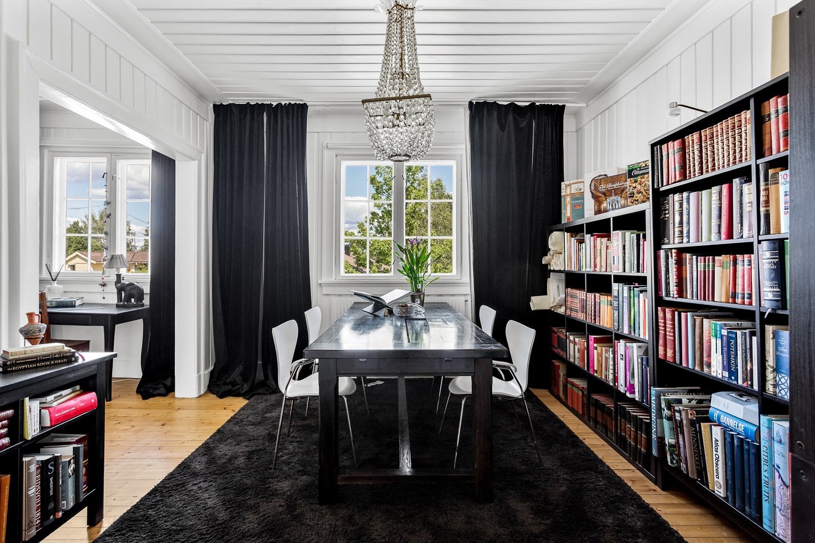 Det fjerde soverommet benyttes i dag som bibliotek/kontor. Galleribilde