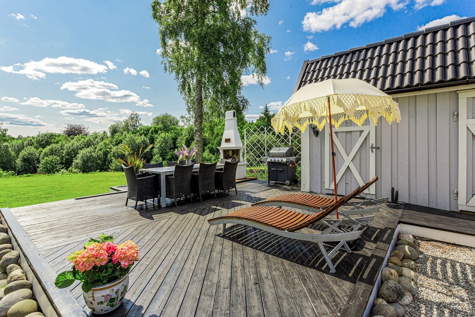 Godt med lagringsplass i boder ute. Hyggelig terrasse med utepeis! Galleribilde